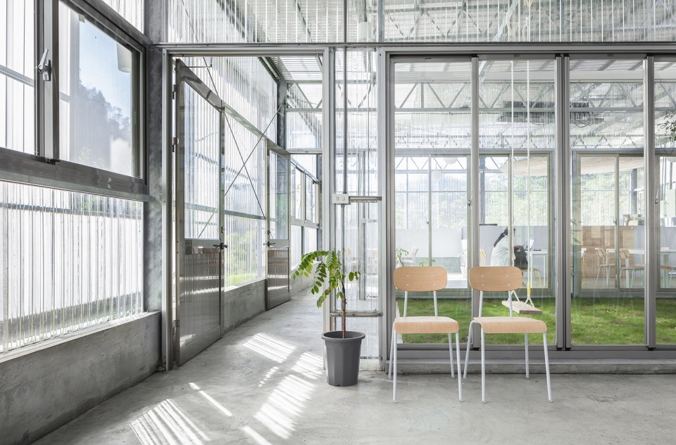 in between by j r architects