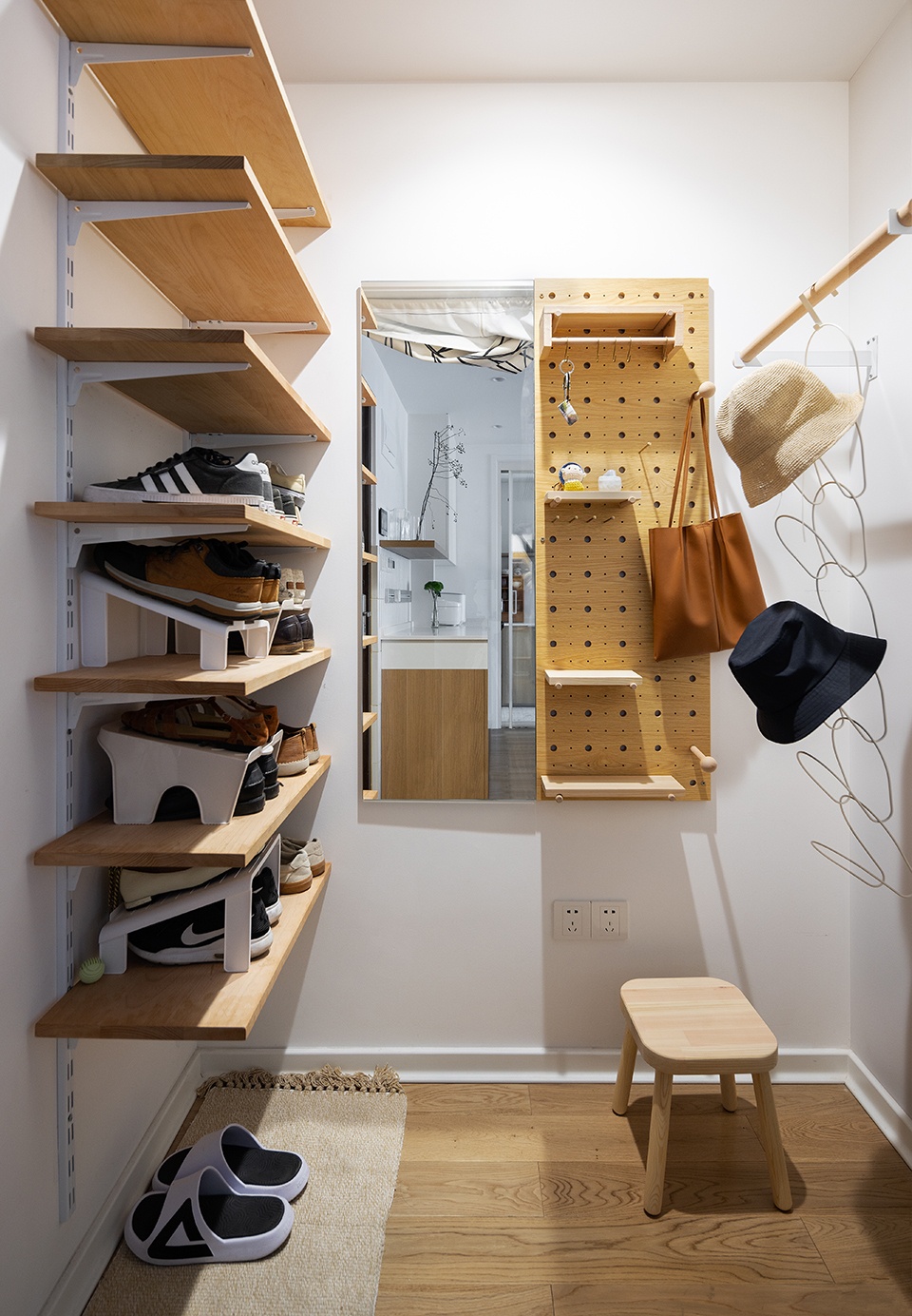Home of the Landscape Architect China by Dream Cat Interior Design
