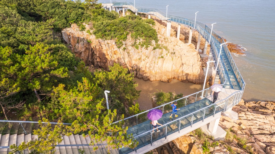 ningbo songlan mountain resort glass walkway by shanghai chidi studio