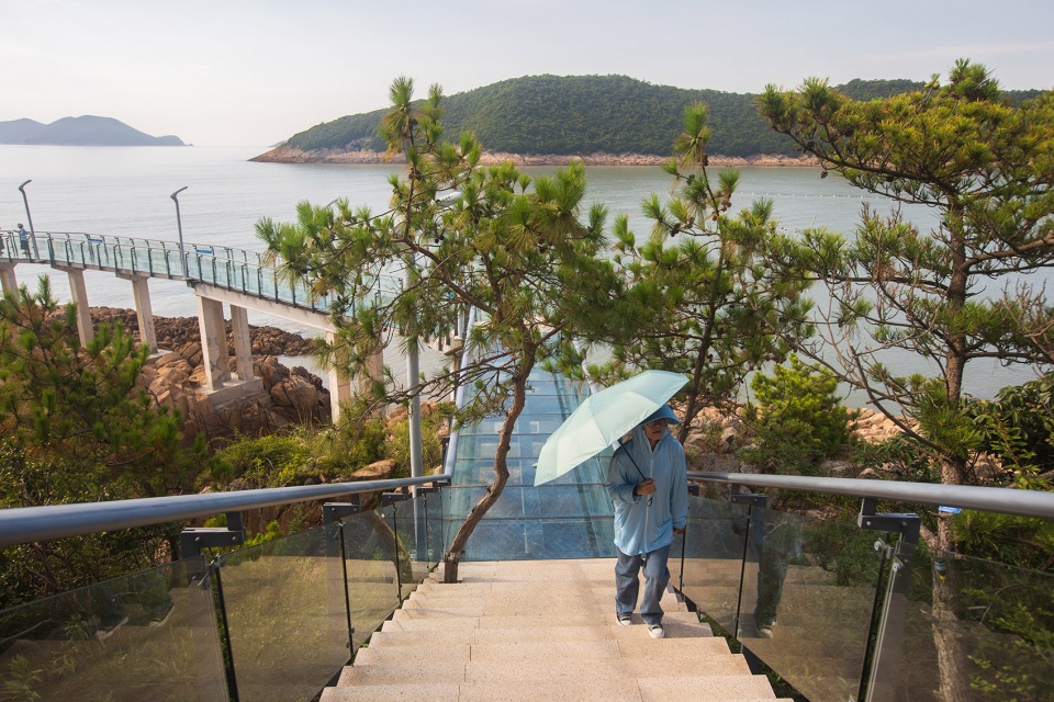 ningbo songlan mountain resort glass walkway by shanghai chidi studio