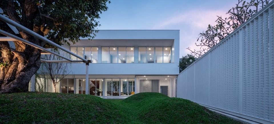 VEIL HOUSE by Ayutt and Associates design