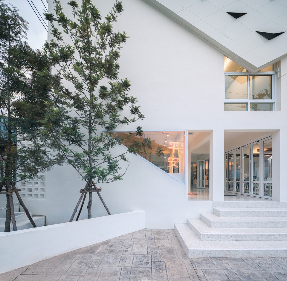 P NG Mansion by LANG GUY Architects