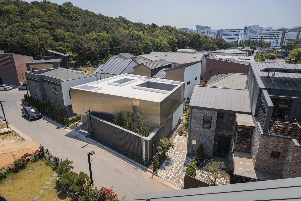 Metal facade by Archirie