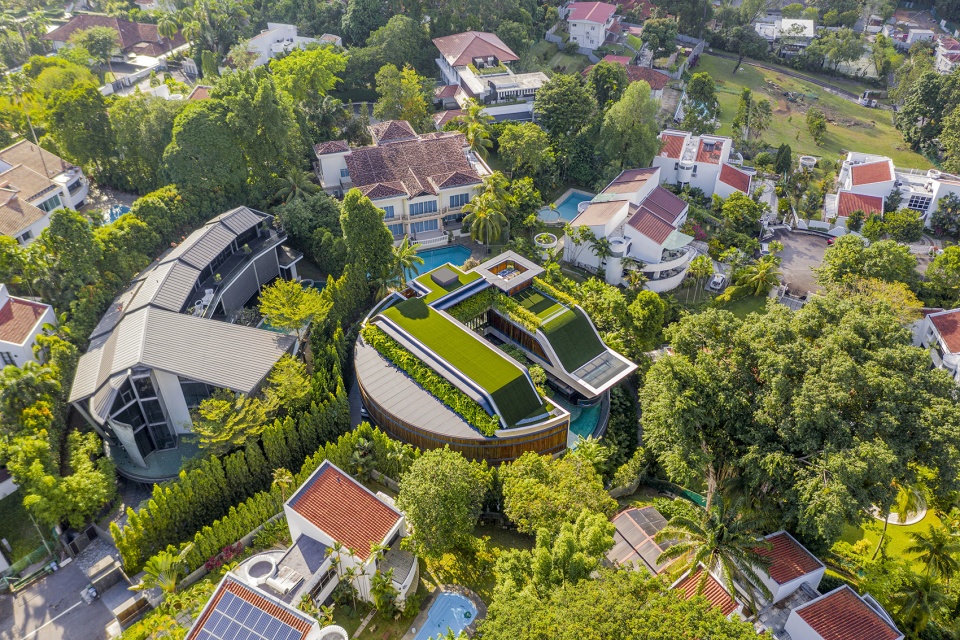 Water Garden House by Wallflower Architecture Design