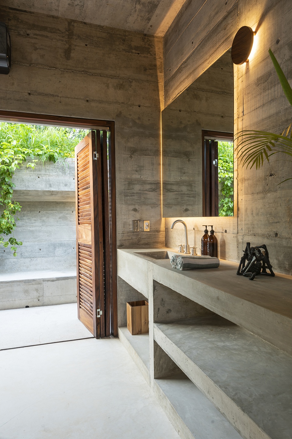 Casa TO by Ludwig Godefroy Architecture fzf