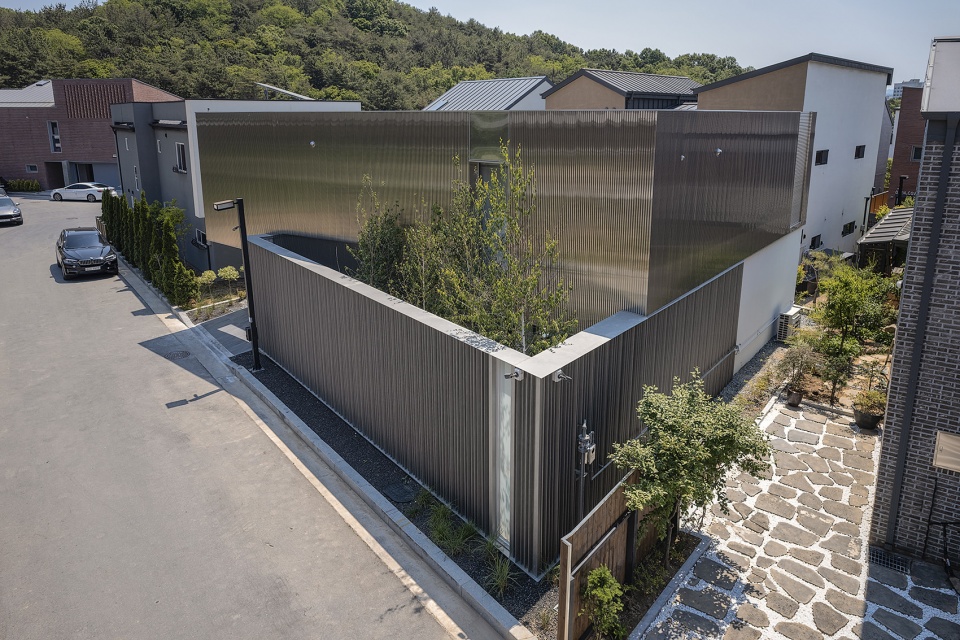 Metal facade by Archirie
