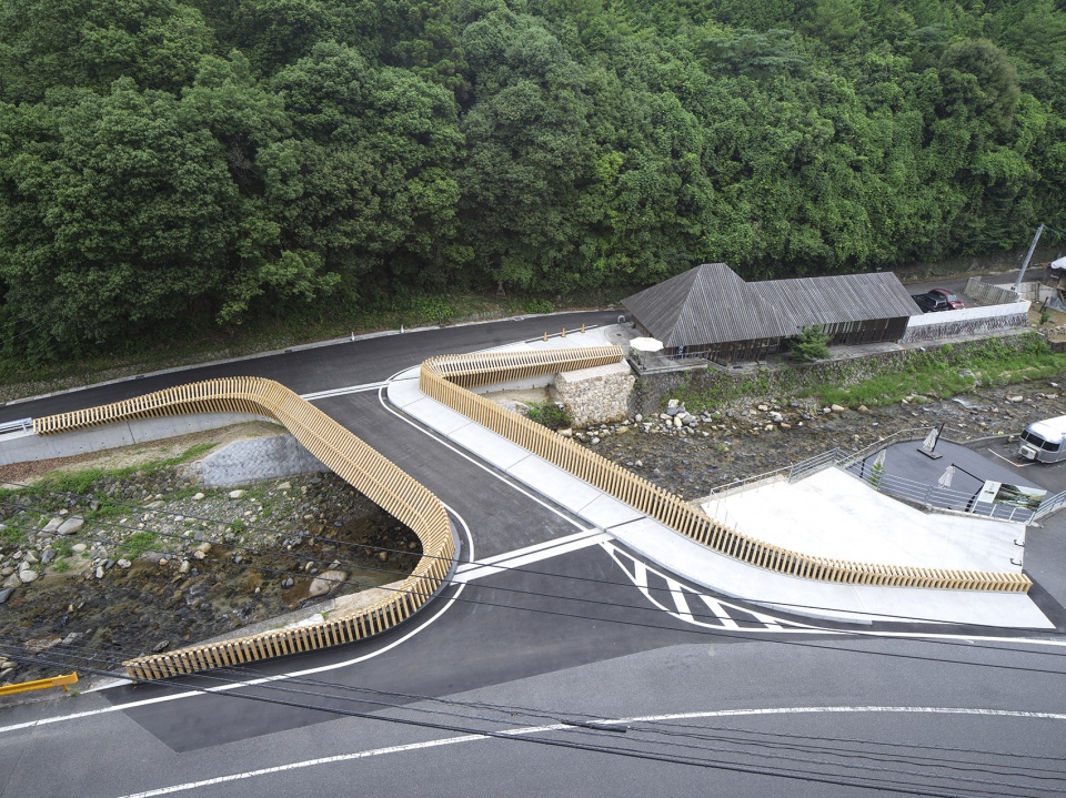 kusugibashi by kengo kuma and associates