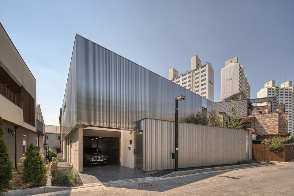 Metal facade by Archirie