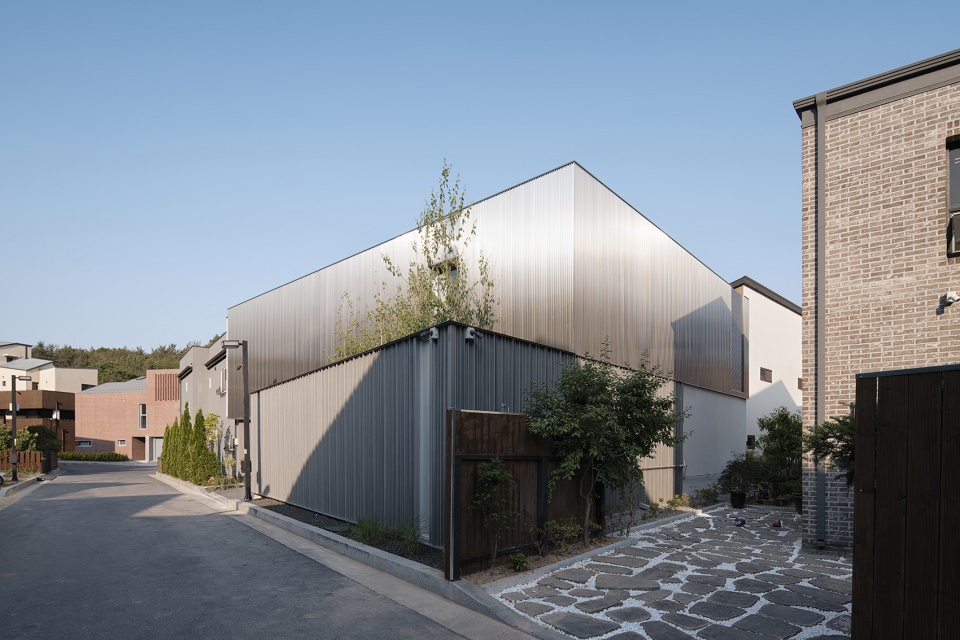 Metal facade by Archirie