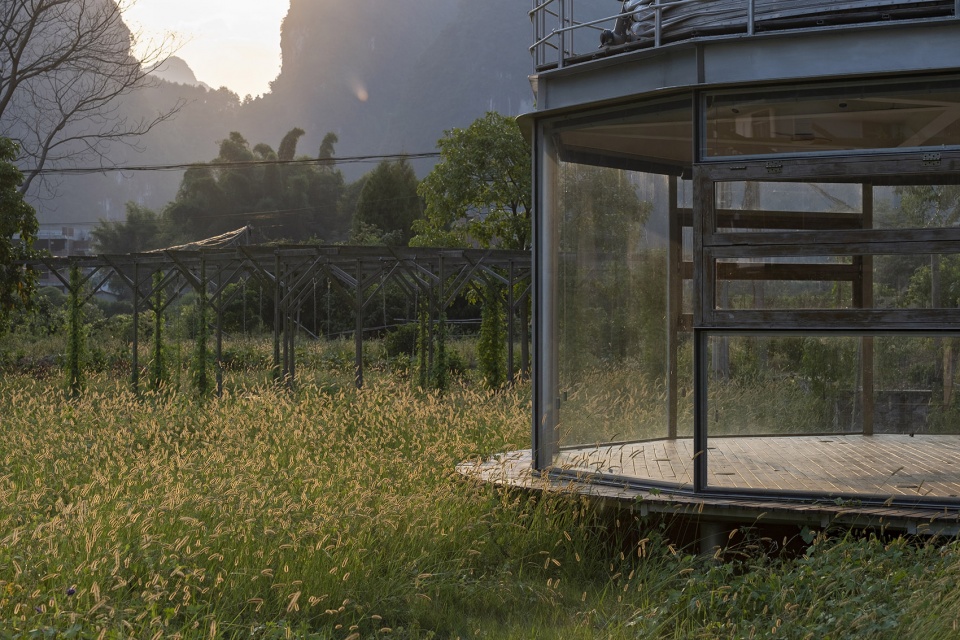 tsingpu yangshuo retreat front court landscape and stargazing pavilion by liu yuyang architects