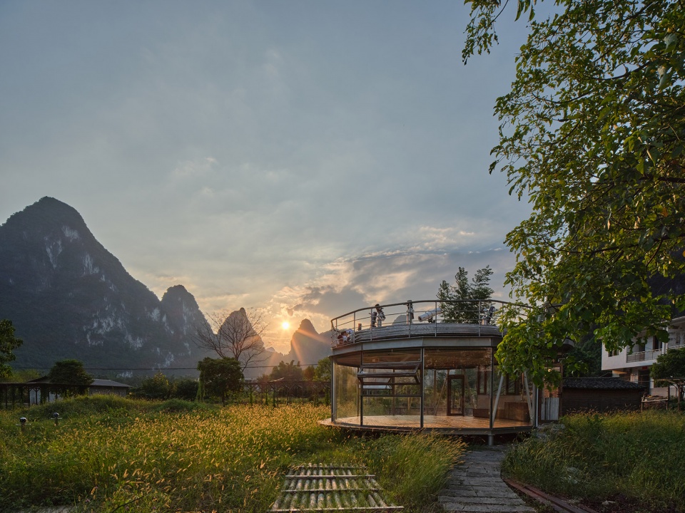 tsingpu yangshuo retreat front court landscape and stargazing pavilion by liu yuyang architects