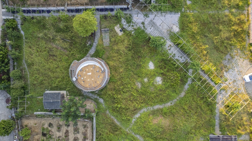 tsingpu yangshuo retreat front court landscape and stargazing pavilion by liu yuyang architects