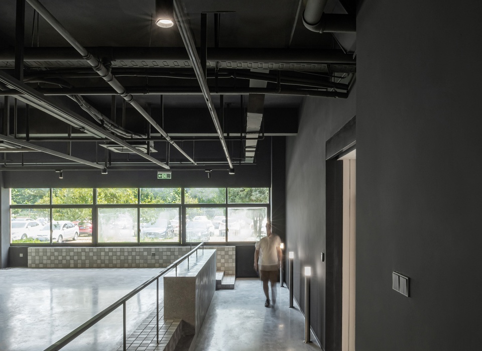 The Mountain City Showroom China by Studio DOTCOF