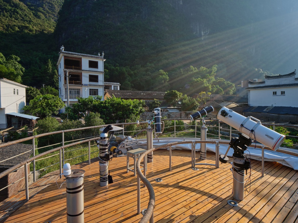 tsingpu yangshuo retreat front court landscape and stargazing pavilion by liu yuyang architects