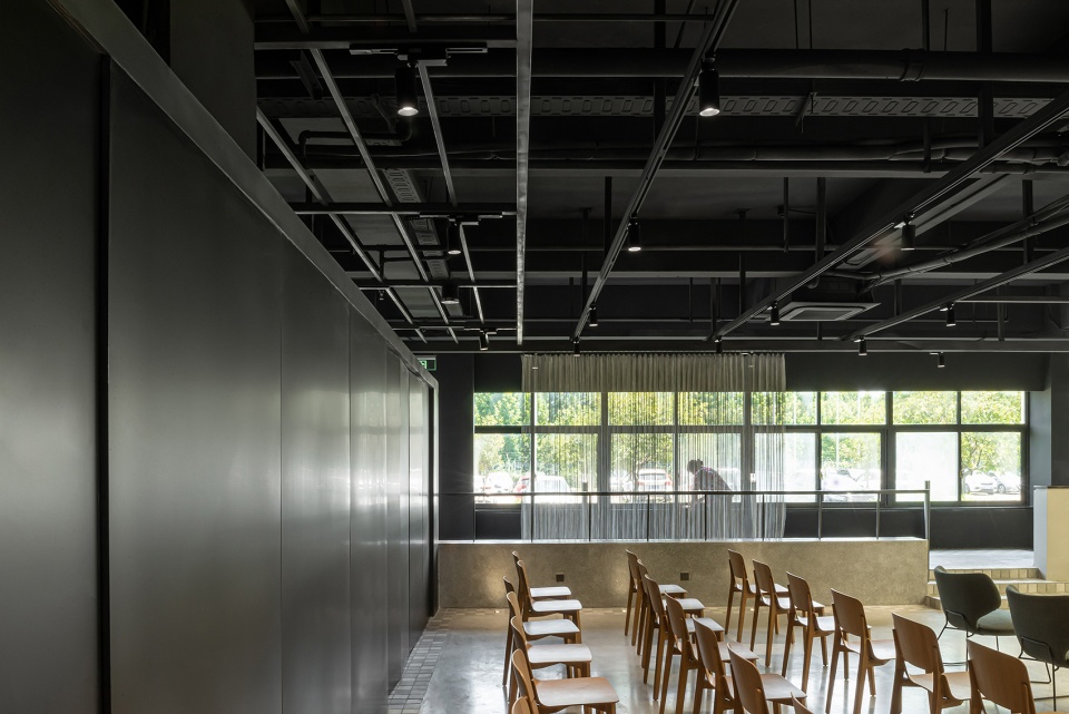 The Mountain City Showroom China by Studio DOTCOF