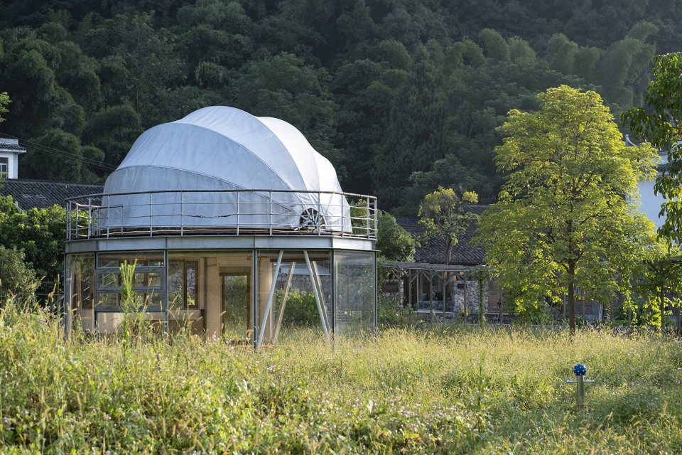 tsingpu yangshuo retreat front court landscape and stargazing pavilion by liu yuyang architects