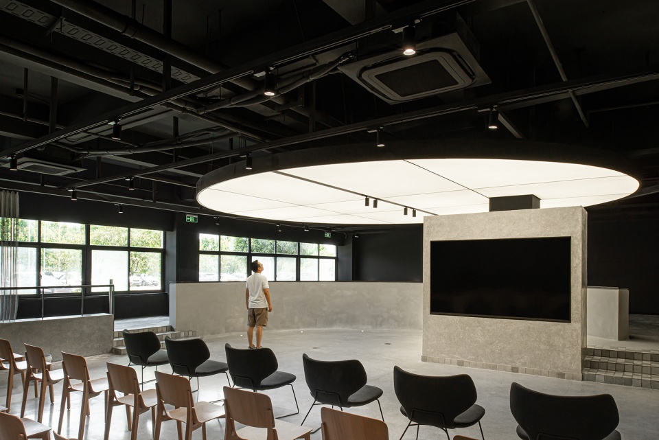 The Mountain City Showroom China by Studio DOTCOF