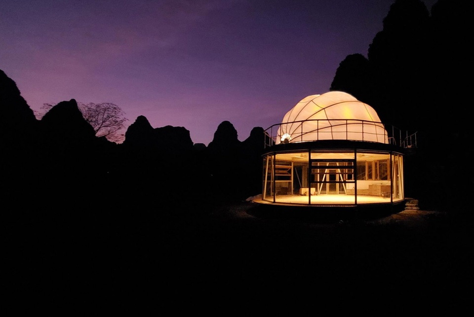tsingpu yangshuo retreat front court landscape and stargazing pavilion by liu yuyang architects