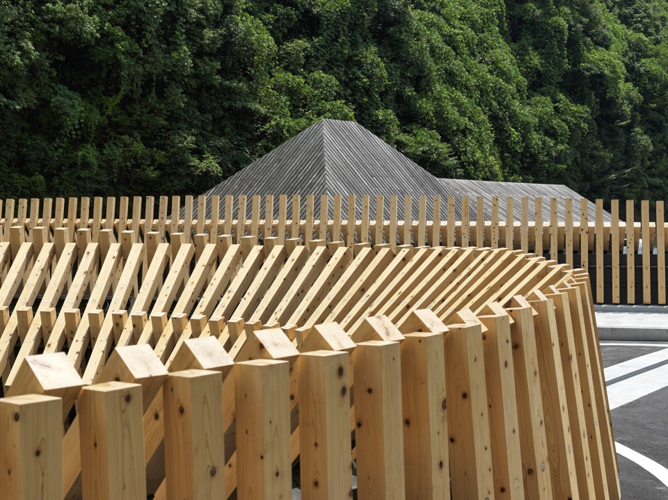 kusugibashi by kengo kuma and associates