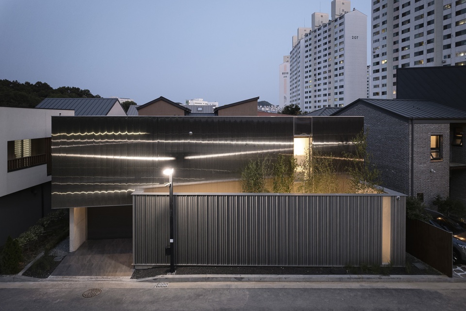 Metal facade by Archirie