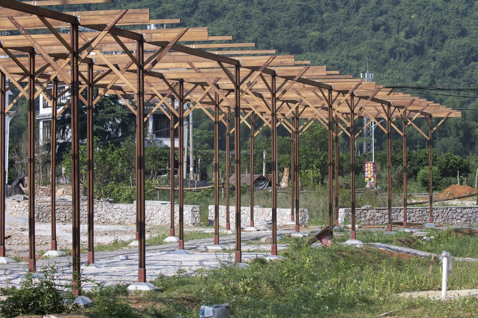 tsingpu yangshuo retreat front court landscape and stargazing pavilion by liu yuyang architects