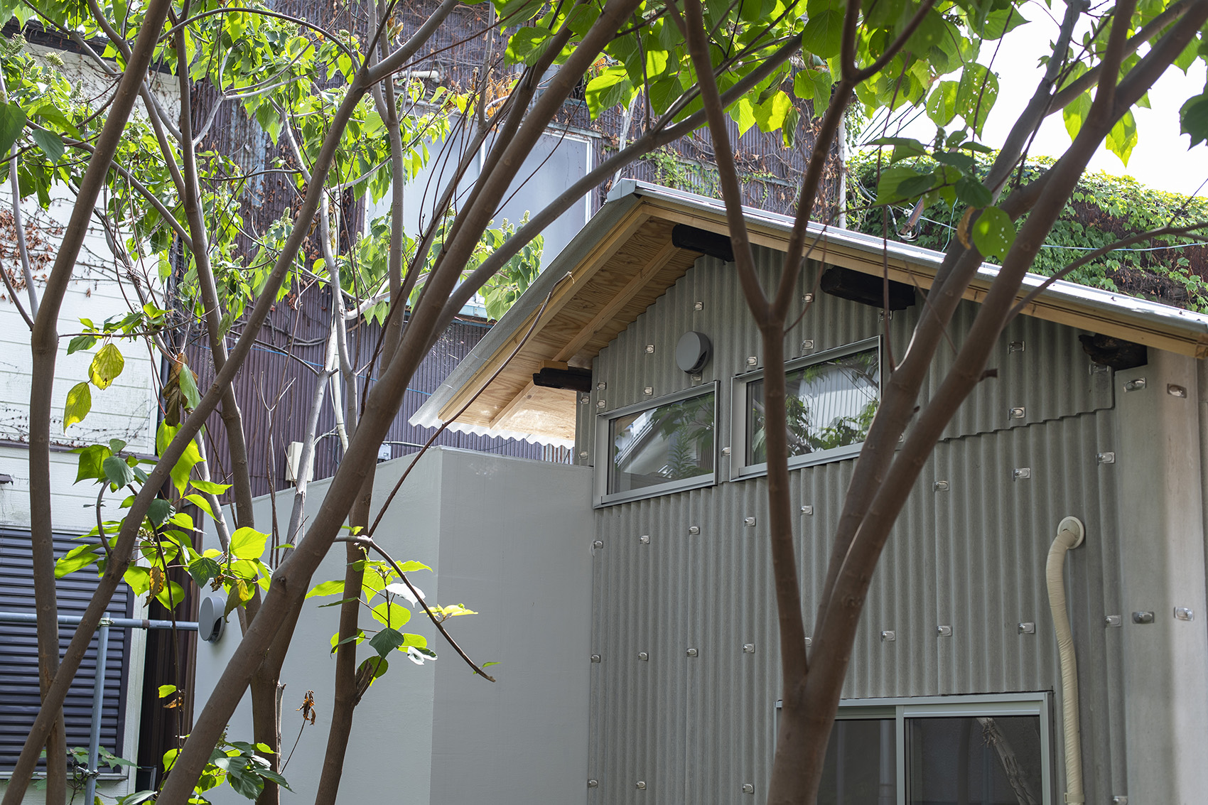 single-storey-house-in-bandobashi-by-roovice-araki-sasaki