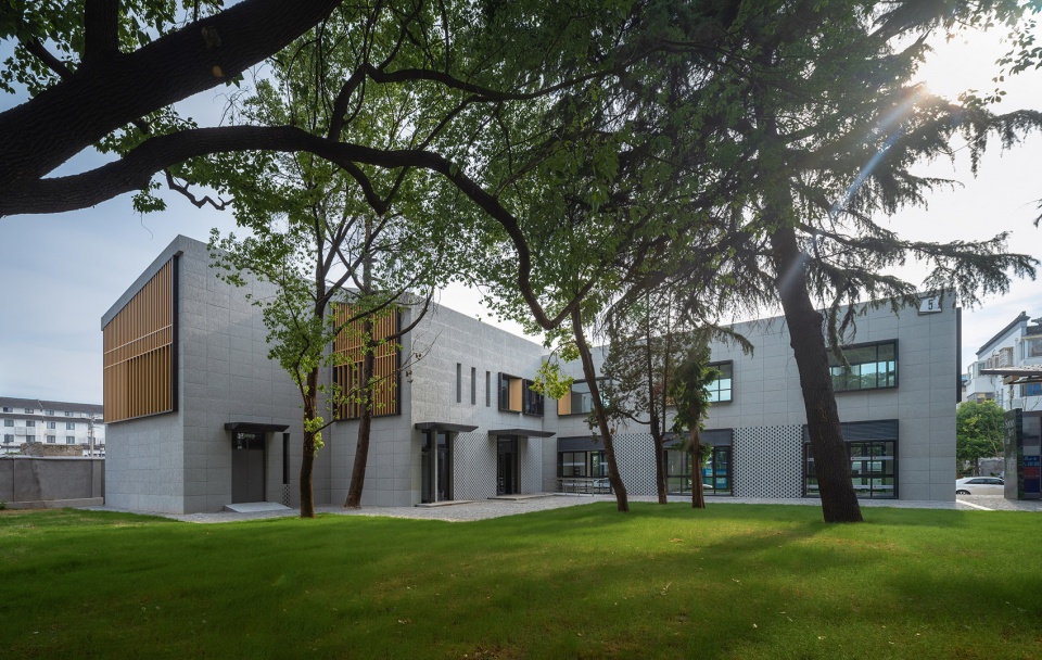 golden lion campus lane creative arts and culture park by omer studio