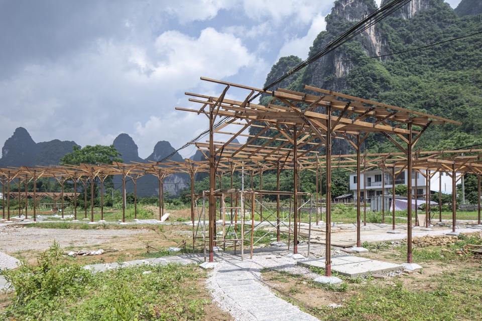 tsingpu yangshuo retreat front court landscape and stargazing pavilion by liu yuyang architects