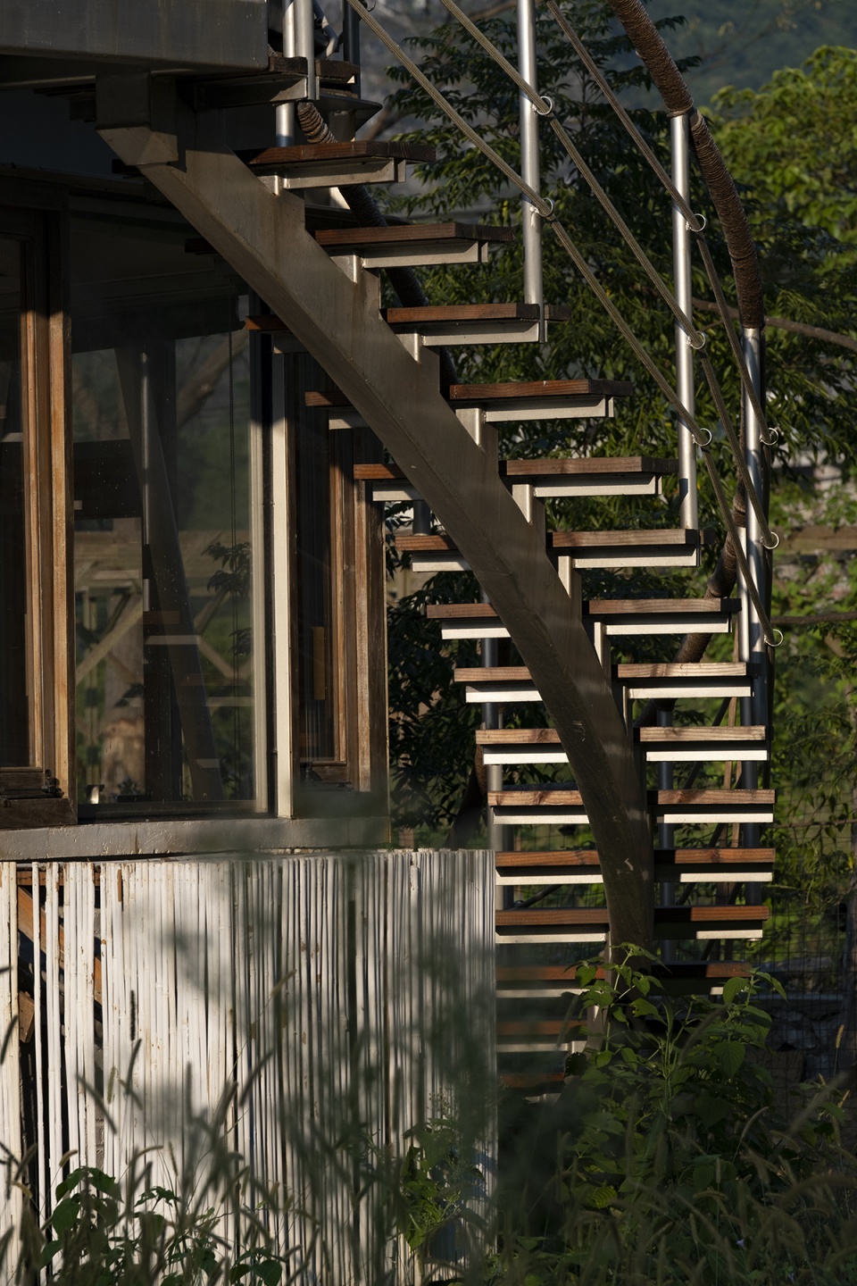 tsingpu yangshuo retreat front court landscape and stargazing pavilion by liu yuyang architects