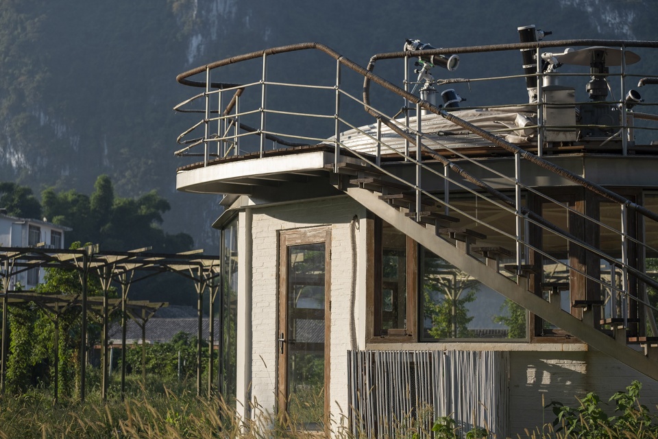 tsingpu yangshuo retreat front court landscape and stargazing pavilion by liu yuyang architects