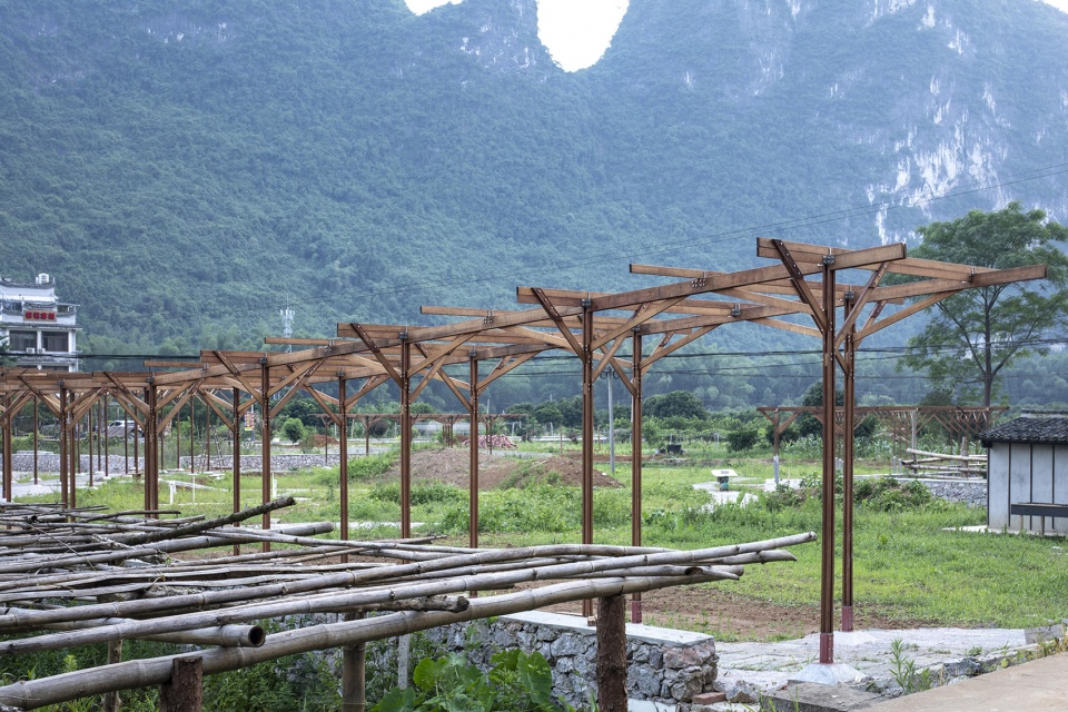 tsingpu yangshuo retreat front court landscape and stargazing pavilion by liu yuyang architects