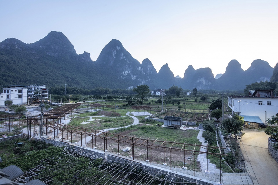 tsingpu yangshuo retreat front court landscape and stargazing pavilion by liu yuyang architects