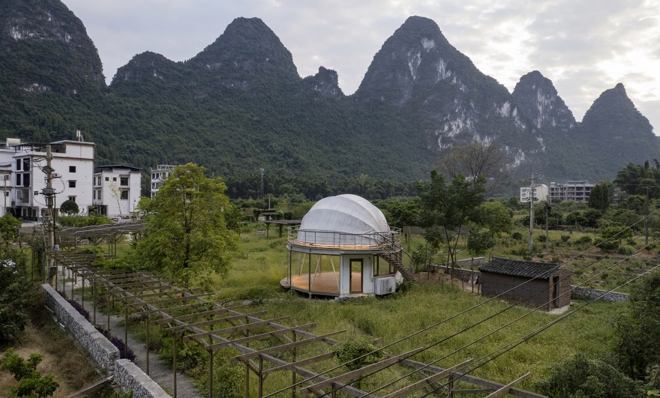 tsingpu yangshuo retreat front court landscape and stargazing pavilion by liu yuyang architects