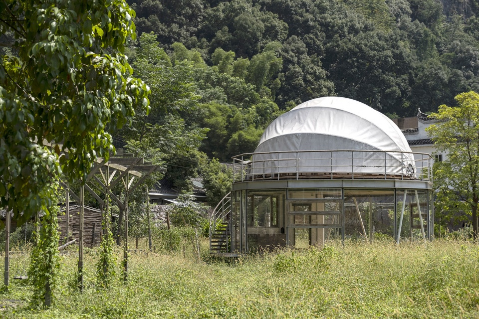 tsingpu yangshuo retreat front court landscape and stargazing pavilion by liu yuyang architects