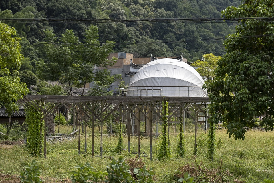 tsingpu yangshuo retreat front court landscape and stargazing pavilion by liu yuyang architects