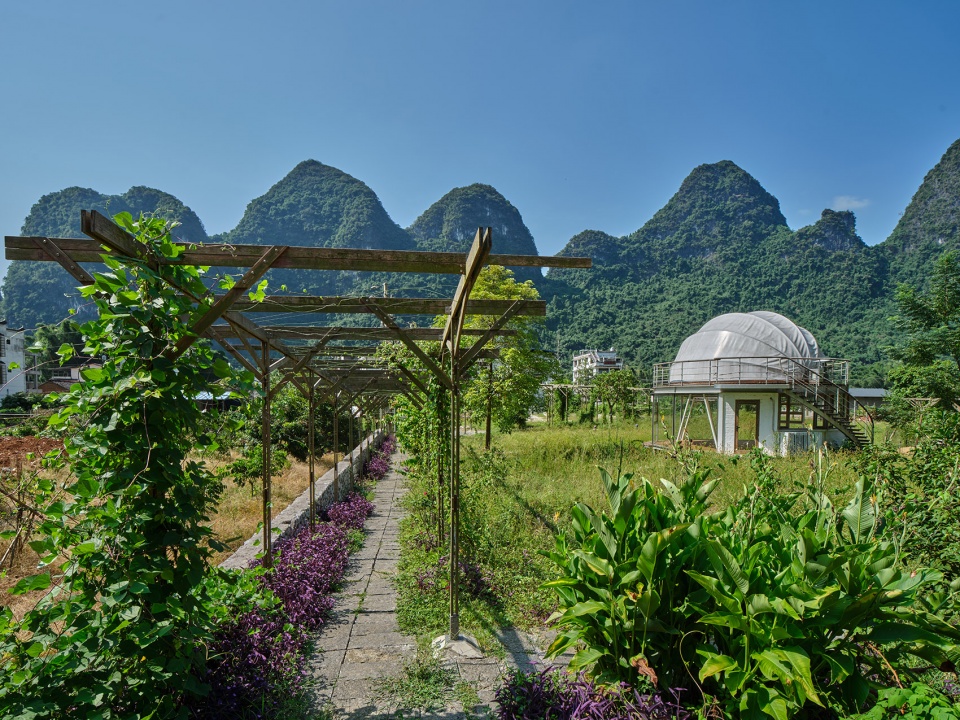 tsingpu yangshuo retreat front court landscape and stargazing pavilion by liu yuyang architects