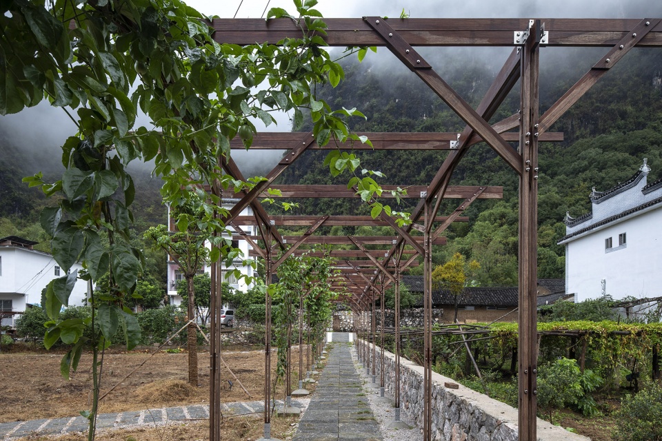 tsingpu yangshuo retreat front court landscape and stargazing pavilion by liu yuyang architects