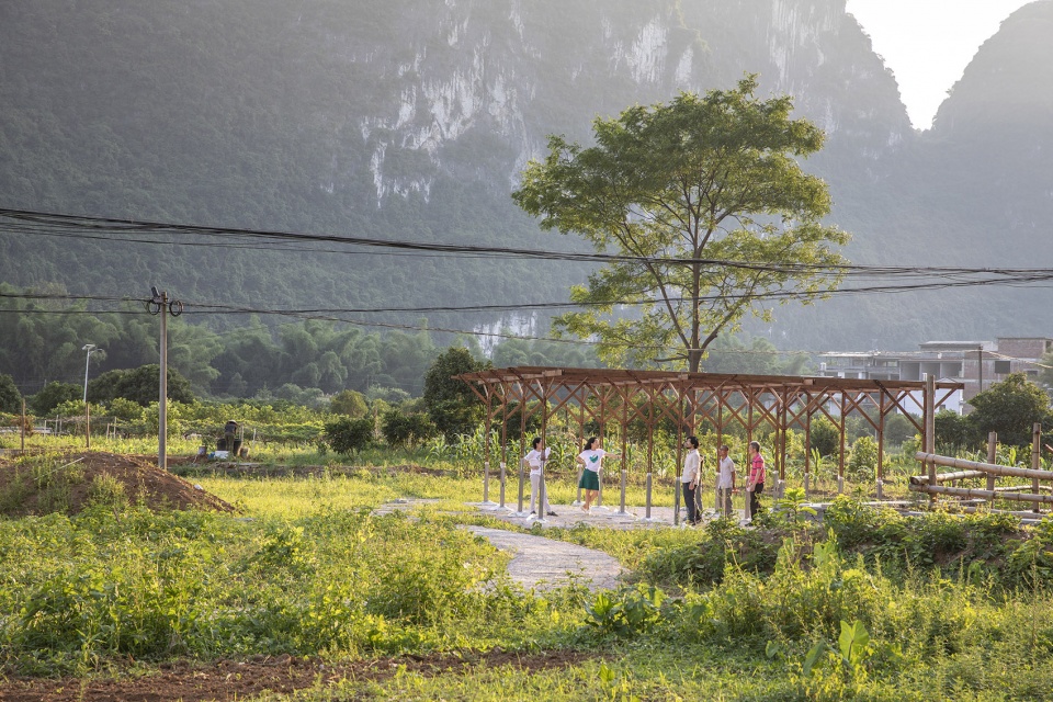 tsingpu yangshuo retreat front court landscape and stargazing pavilion by liu yuyang architects
