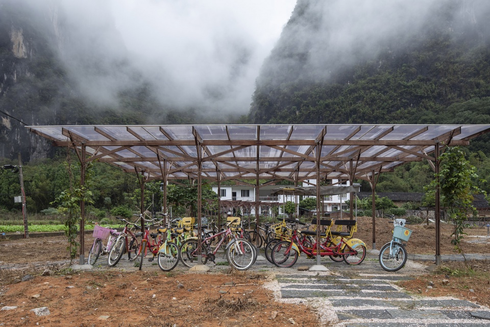 tsingpu yangshuo retreat front court landscape and stargazing pavilion by liu yuyang architects