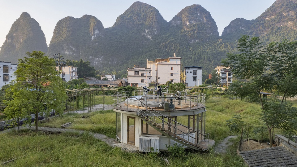 tsingpu yangshuo retreat front court landscape and stargazing pavilion by liu yuyang architects