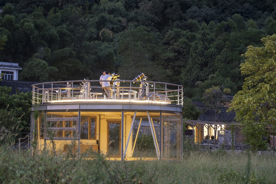tsingpu yangshuo retreat front court landscape and stargazing pavilion by liu yuyang architects
