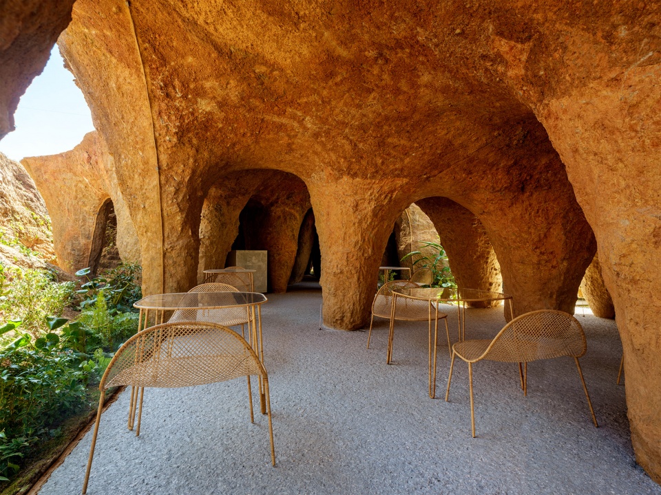 house restaurant by junya ishigamiassociates
