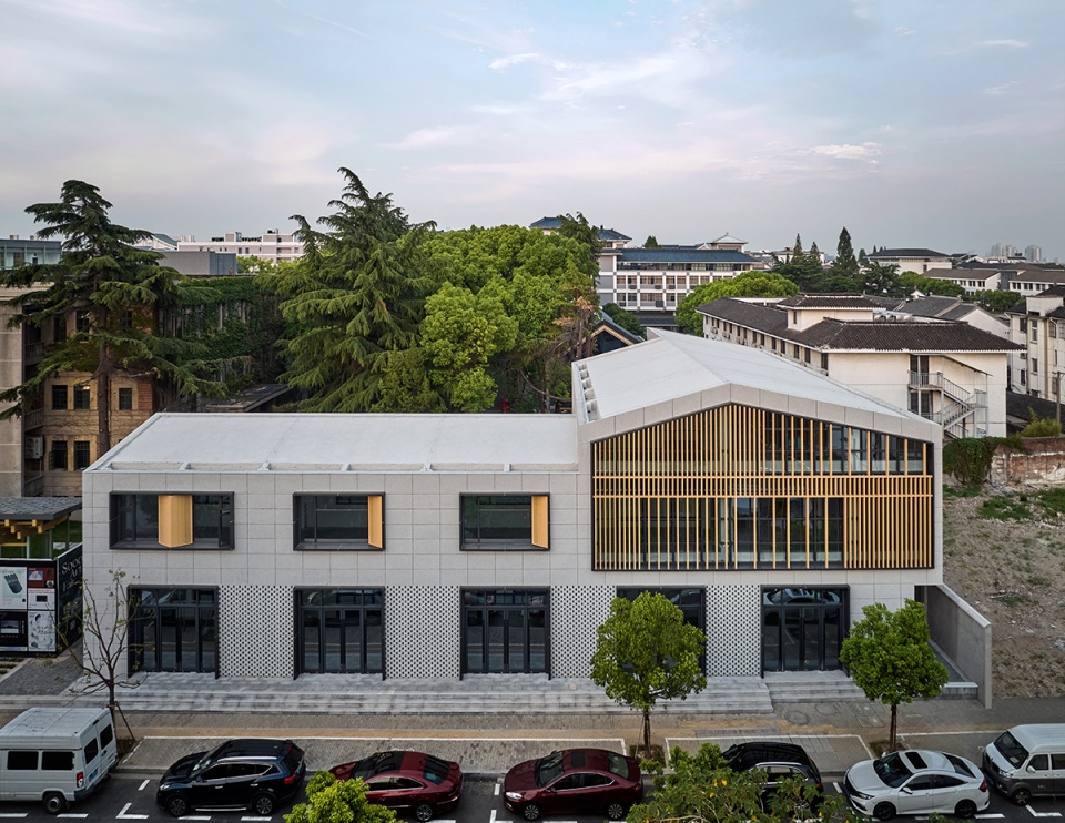 golden lion campus lane creative arts and culture park by omer studio