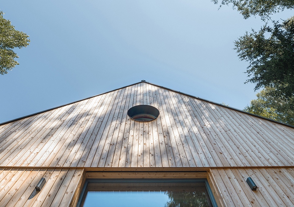Lipno Lakeside Cabin by Les Archinautes bys