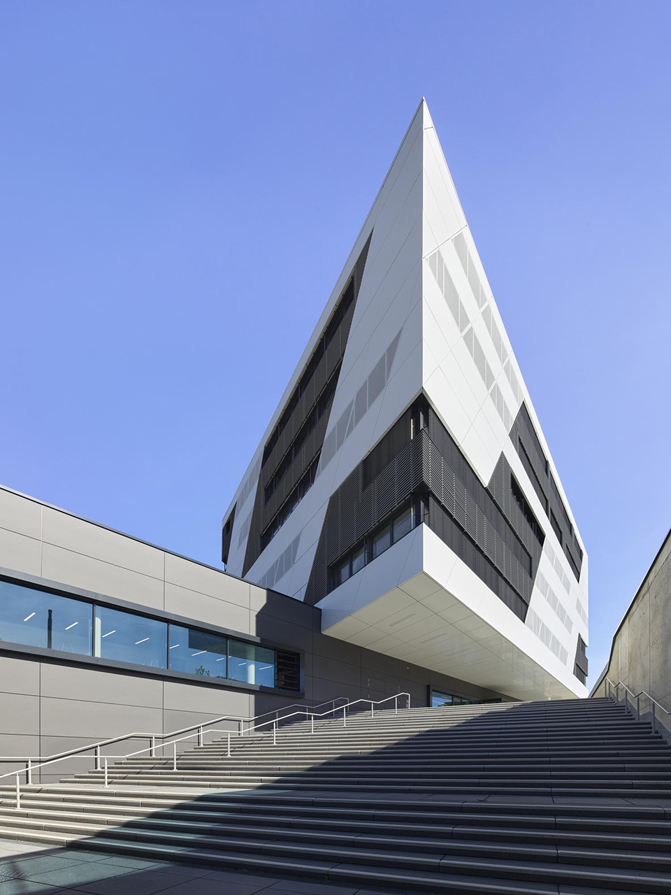 The Center for Advanced Mobility (KMAC) by studioMDA 谷德设计网