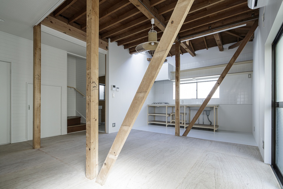 Tsunashima House by ROOVICE