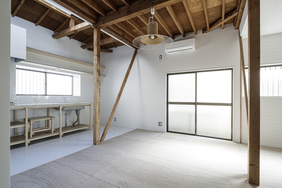 Tsunashima House by ROOVICE