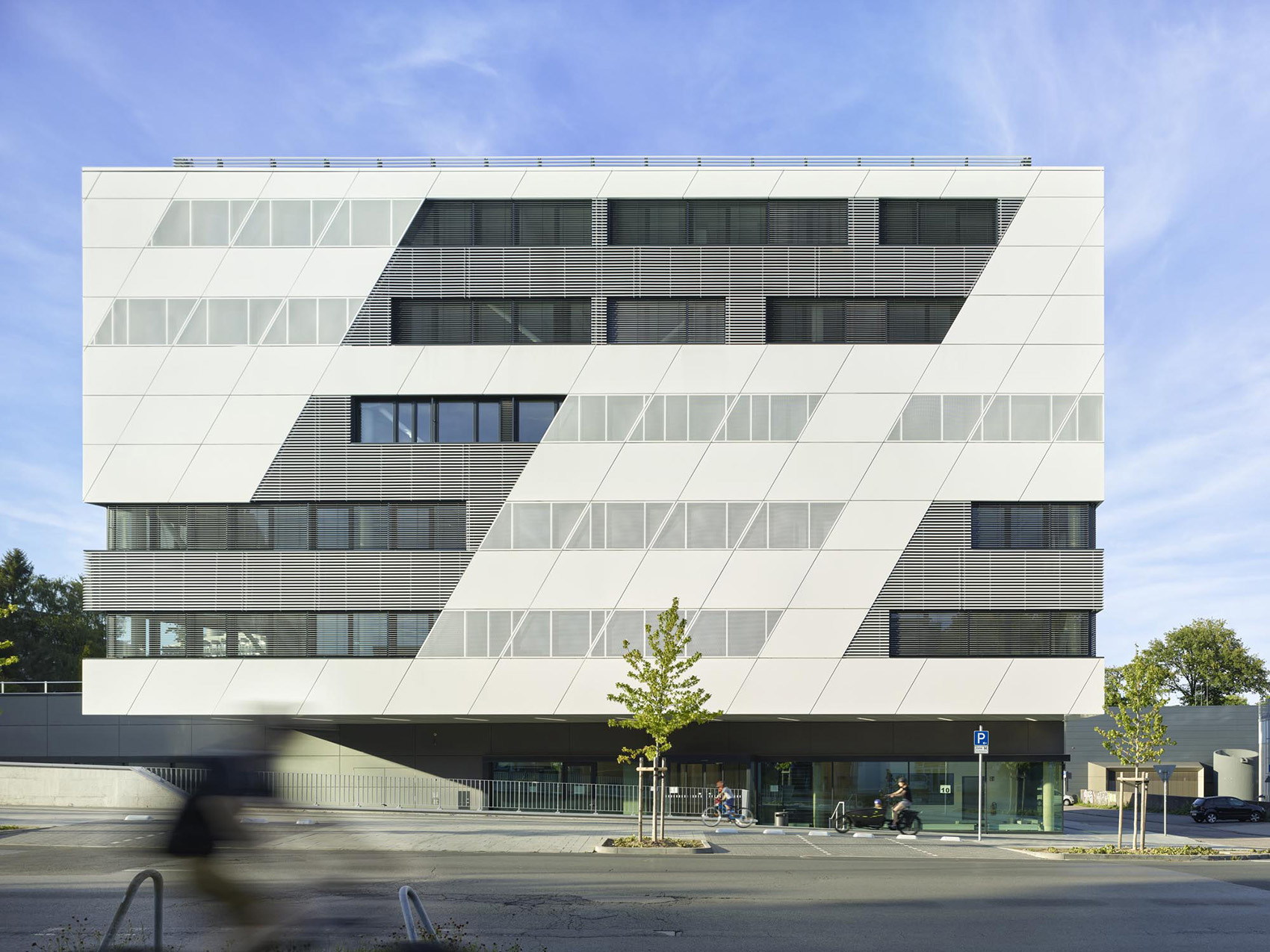 The Center for Advanced Mobility (KMAC) by studioMDA 谷德设计网