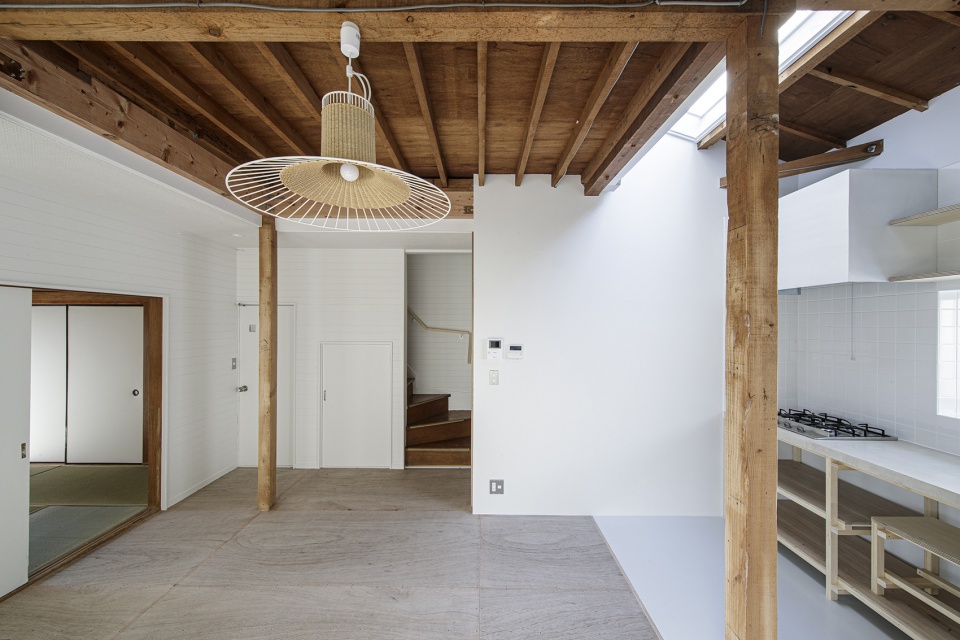 Tsunashima House by ROOVICE