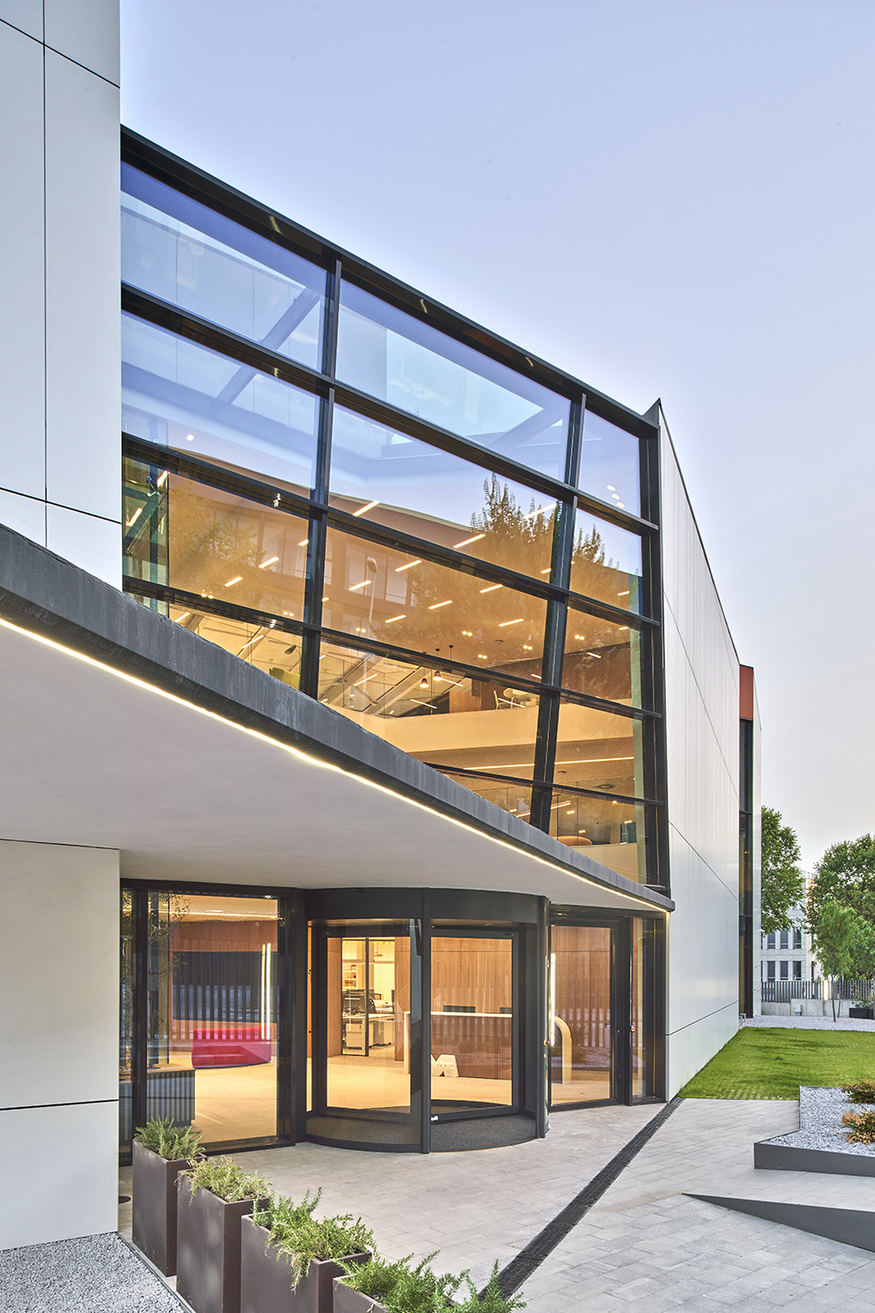 New Magic Box Headquarters by OMA Octavio Mestre Arquitectos + Elastiko 谷德设计网